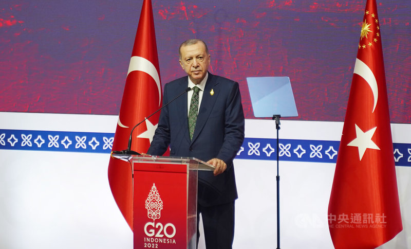 土耳其總統艾爾段（Tayyip Erdogan）16日在峇里島舉行記者會，媒體聚焦波蘭疑似遭俄羅斯發射飛彈擊中事件，向他提問土耳其立場。中央社記者李宗憲峇里島攝 111年11月16日