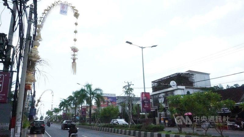 20國集團（G20）峰會期間，印尼峇里島政府以掛有G20旗幟的傳統竹篙（Penjor）裝飾街道。中央社記者李宗憲峇里島攝 111年11月16日