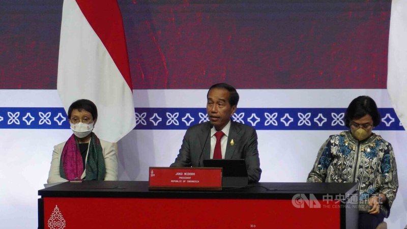 印尼總統佐科威（中）在G20峰會閉幕後舉辦記者會。印尼外交部長勒特諾（Retno Marsudi）（左1）、印尼財政部長穆里亞尼（Sri Mulyani Indrawati）。中央社記者李宗憲峇里島攝 111年11月16日