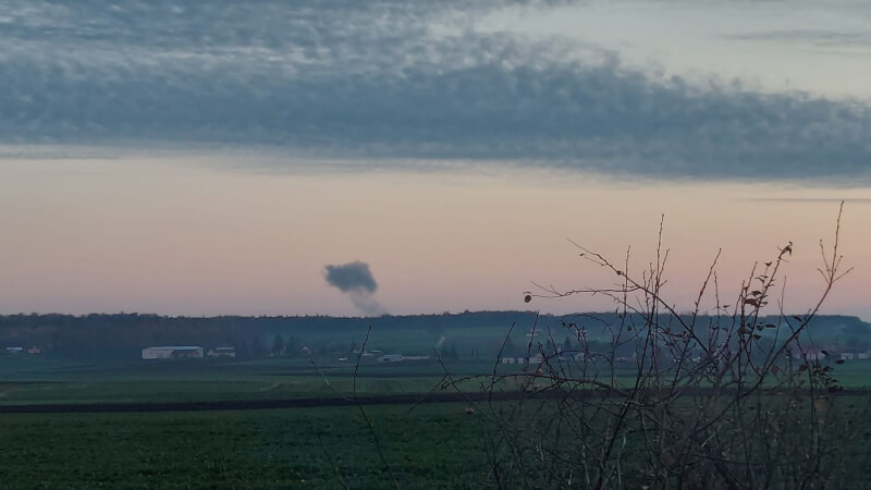 波蘭鄰近烏克蘭邊界一處小鎮15日被飛彈擊中，爆炸後濃煙升起。（Stowarzyszenie Moje Nowosiolki via 路透社）