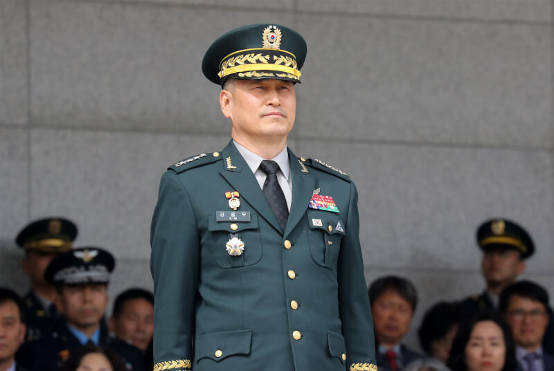 韓國前陸軍參謀總長金勇佑（前）原內定為新任駐台北韓國代表部代表，但因涉入陸軍官校課綱改制爭議，這項人事案已遭撤回。（韓聯社）