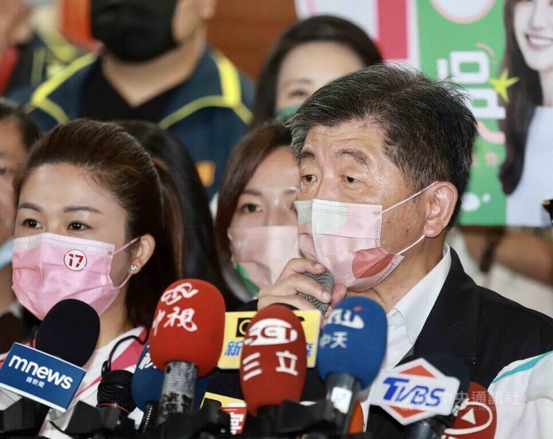 民進黨台北市長候選人陳時中（前右）16日在艋舺進天宮參香後受訪表示，辭立委是件嚴肅的事，國民黨台北市長候選人蔣萬安10日宣布請辭，直到16日上午才完成程序，拖這麼多天，這種效率如何當市長。中央社記者張皓安攝 111年11月16日