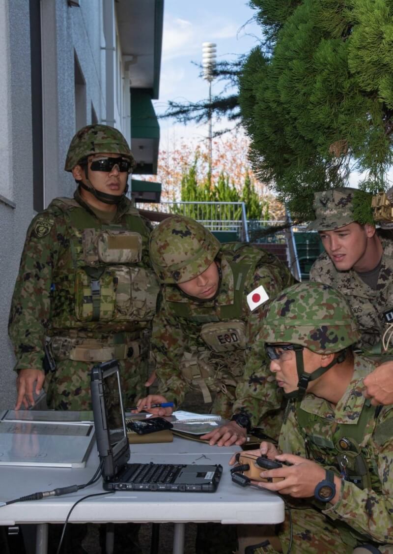 日本自衛隊跟美軍從11月10日到19日，正在日本鹿兒島縣到沖繩縣間的西南群島等地，舉行大規模的「利劍」聯合軍演。（圖取自twitter.com/USForcesJapan）