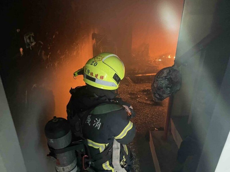 台南市仁德區一處民宅17日中午發生火警，消防人員1分鐘就撲滅火勢，消防局初步調查，疑受傷獨居老翁縱火，仍待警消進一步調查確認。（台南市警局提供）中央社記者張榮祥台南傳真  111年11月17日