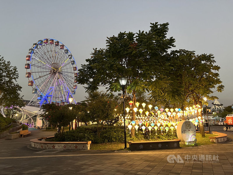 響應11月17日世界早產兒日，台灣早產兒基金會17日串連3座遊樂園摩天輪點燈，期盼藉由點燈儀式，讓各界能給予早產兒更多理解及幫助，也提升社會大眾對早產兒醫療照護問題的關注。圖為台北兒童新樂園。中央社記者沈佩瑤攝  111年11月17日