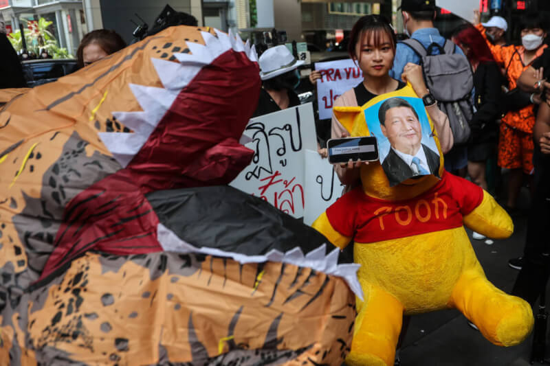 中國國家主席習近平17日抵泰，有名年輕抗議人士抱著維尼熊布偶，抗議中國一中政策。中央社記者王騰毅攝 111年11月17日