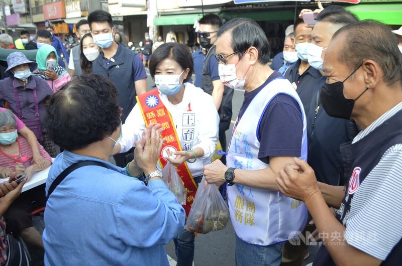 前總統馬英九（右2）17日陪同國民黨嘉義縣長候選人王育敏（右3）在朴子市傳統市場掃街拜票，遇到熱情支持者贈送肉粽。中央社記者蔡智明攝  111年11月17日