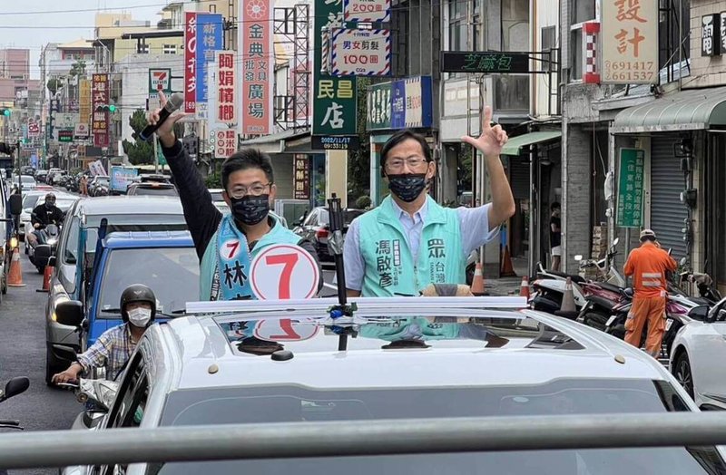 選戰倒數，台灣民眾黨全國車隊掃街活動17日抵達苗栗站，苗栗縣4名縣議員及7名鄉鎮市民代表候選人展開車隊掃街拜票。（台灣民眾黨苗栗縣黨部提供）中央社記者管瑞平傳真  111年11月17日