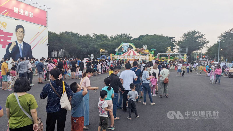 爭取連任的高雄市長陳其邁競選總部有旋轉木馬、小火車，吸引不少民眾帶著小孩前來遊玩。圖為11月6日拍攝。中央社記者曾以寧攝  111年11月17日