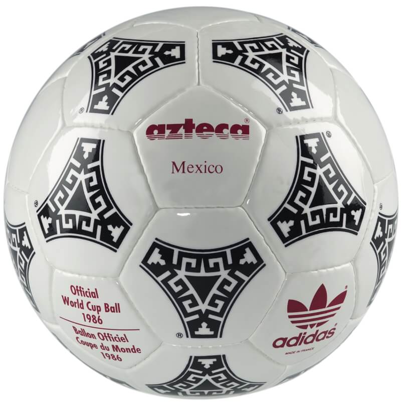 阿根廷足球巨星馬拉度納1986年在世足以頗具爭議的「上帝之手」進球奪冠，這顆比賽用球16日在拍賣會中以約新台幣7410萬元落槌。圖為同款比賽用球。（圖取自維基百科共享資源，作者shine2010，CC BY 2.0）