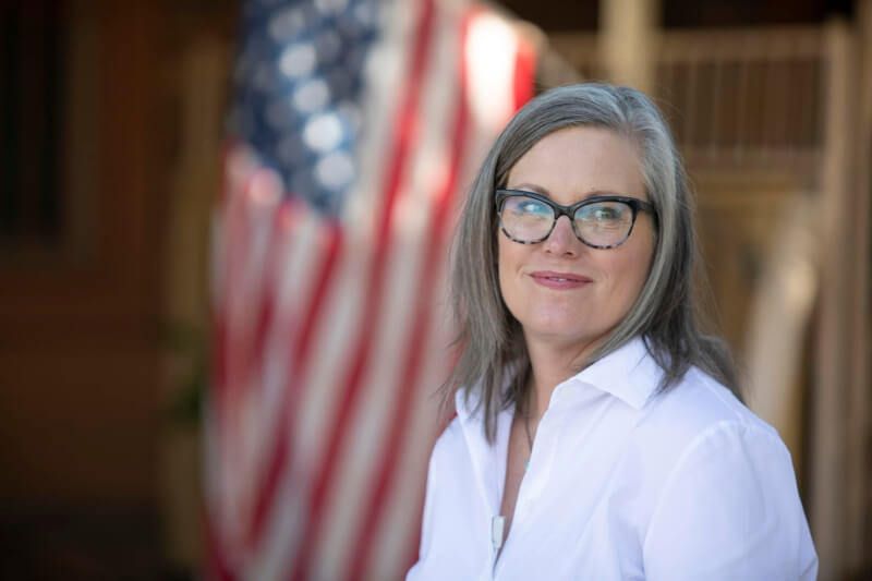 美國民主黨霍布斯明年1月初宣誓就任亞利桑那州州長時，將成為該州史上第5位女州長。（圖取自facebook.com/hobbskatie）