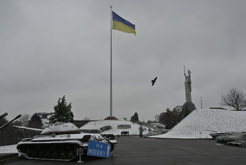 俄羅斯對烏克蘭展開新一波飛彈攻勢，烏克蘭17日降下冬季初雪，平民生活雪上加霜。圖為17日初雪過後的基輔二戰露天博物館一景。（法新社）