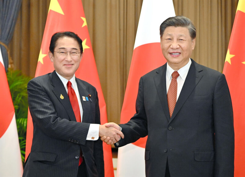 日本首相岸田文雄（左）17日晚間在泰國與中國國家主席習近平（右）面對面會談。（共同社）