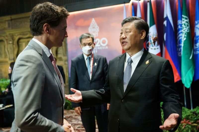 中國國家主席習近平（右）16日當面指責加拿大總理杜魯道（左），說他不該洩漏兩人在20國集團（G20）高峰會場邊閉門會談中談話的內容。（Adam Scotti/Prime Minister's Office/Handout via 路透社）