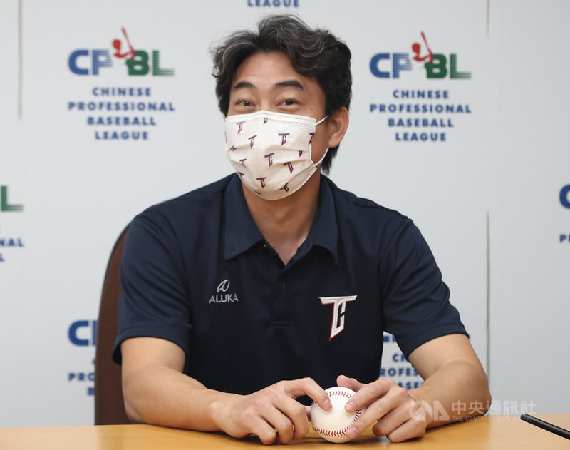 世界棒球經典賽(WBC)台灣隊17日舉行選訓會議敲定50人大名單,台灣隊總教練林岳平(圖)會後接受媒體聯訪時表示,基於與球員工會的協議,因此不公布50人大名單,但他透露,名單內有11名旅外選手以及1名40歲以上的老將。中央社記者張新偉攝 111年11月17日