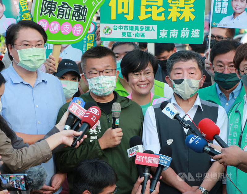 基隆市長林右昌（前左）與民進黨台北市長候選人陳時中（前右）17日南下台中，與同黨台中市長候選人蔡其昌（前中）合體掃街拜票，拉抬選情。中央社記者蘇木春攝  111年11月17日