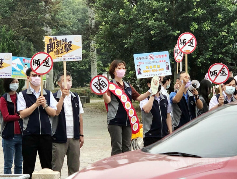 九合一選舉進入倒數,嘉義地檢署檢察長張曉雯(左4)18日以站路口方式宣導反賄選,吸引民眾注意。中央社記者黃國芳攝 111年11月18日