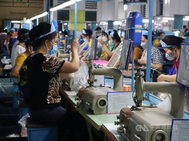 歐美國家消費緊縮衝擊越南製造業的生產經營。統計顯示，越南有400多家企業因為訂單減少而裁員或縮短工時，受影響員工超過62萬人，行業類別包括紡織、皮鞋、食品、電子等。圖為越南的鞋廠工人。中央社記者陳家倫越南永福省攝  111年11月8日