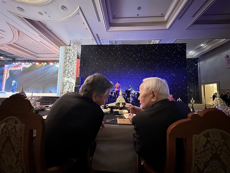 台灣APEC領袖代表、台積電創辦人張忠謀17日晚間出席APEC經濟領袖歡迎晚宴（AELM Gala Dinner），張忠謀和美國國務卿布林肯（Antony Blinken）比鄰而坐，兩人密切交談。（台灣代表團提供）中央社記者曾智怡傳真 111年11月18日