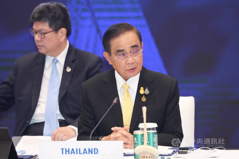2022亞太經濟合作會議（APEC）經濟領袖第一場閉門會議18日在泰國曼谷舉行，泰國總理帕拉育（前）致詞。中央社記者王騰毅攝  111年11月18日