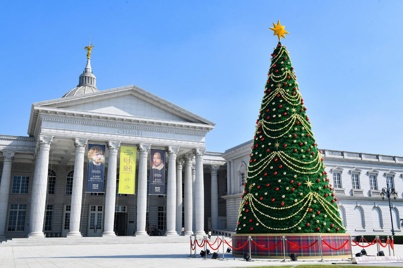 奇美博物館打造13公尺高的「幸福聖誕樹」，即日起展出，每日下午5時30分至晚間10時點燈。（奇美博物館提供）中央社記者楊思瑞台南傳真 111年11月18日