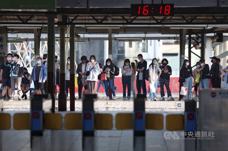 圖為17日午後新竹火車站月台候車民眾全程戴口罩。中央社記者趙世勳攝 111年11月17日