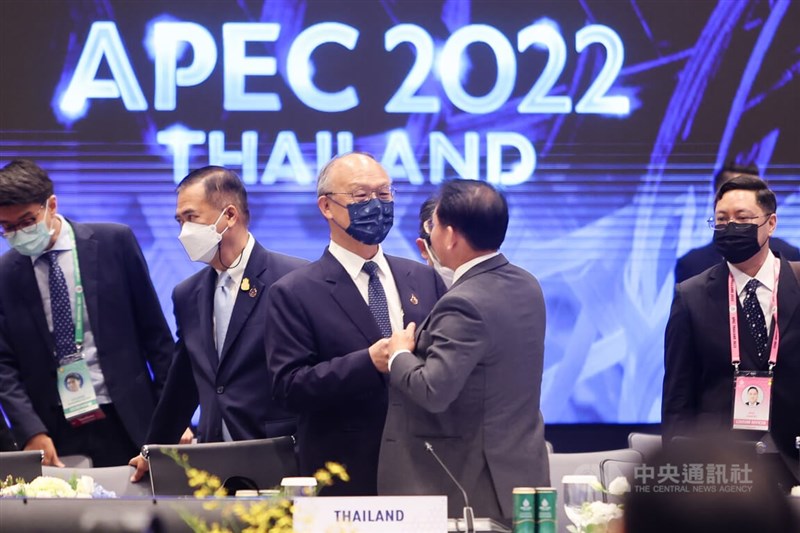 行政院政務委員鄧振中（中）17日出席在泰國舉辦的APEC部長級年會，會前與泰國代表寒暄。中央社記者王騰毅攝 111年11月17日