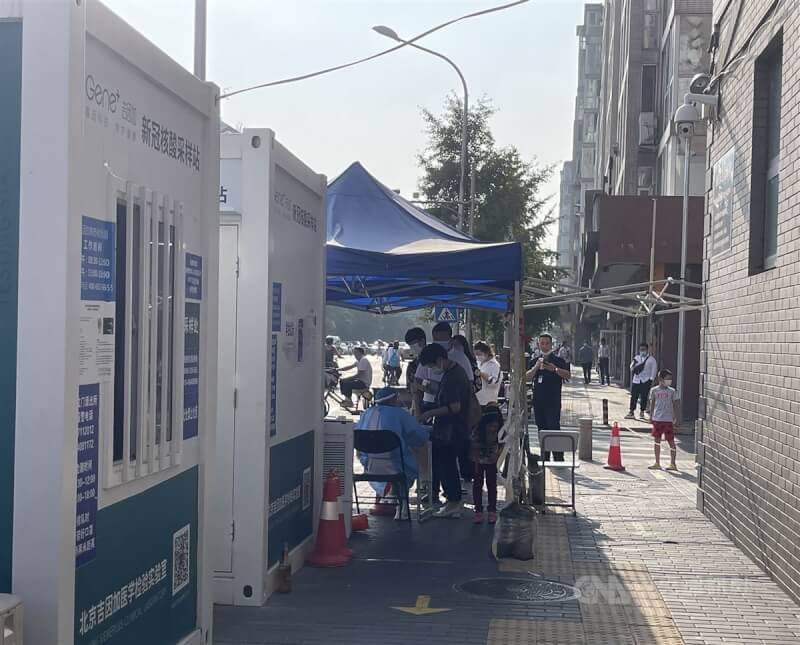 圖為北京市東城區民眾10月排隊受測的核酸檢測站。（中央社檔案照片）