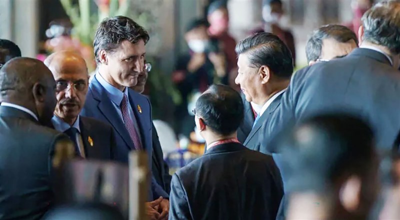 加拿大即將公布印太戰略前夕，加拿大總理杜魯道（左）和中國國家主席習近平（右）在20國集團（G20）峰會期間的接觸很不愉快。 （加拿大總理辦公室提供）中央社記者程愛芬溫哥華傳真 111年11月18日