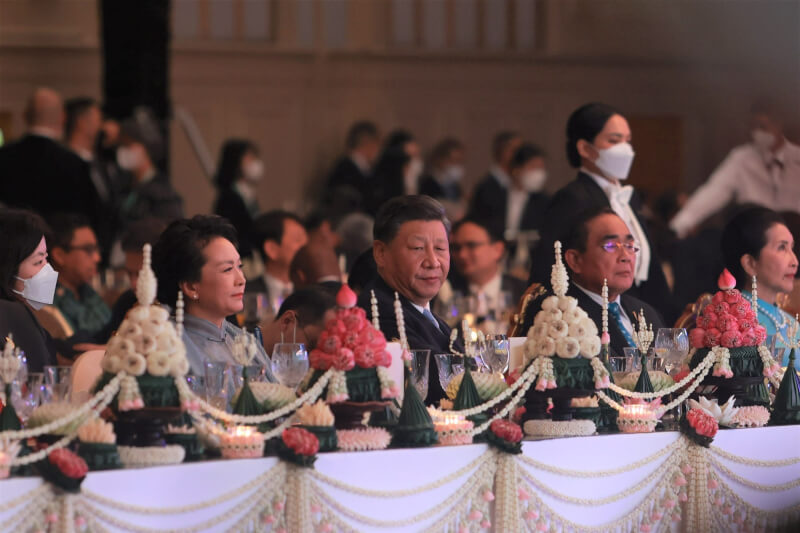 圖為中國國家主席習近平（前右3）與夫人彭麗媛（前右4）、泰國總理帕拉育（前右2）與夫人（前右）17日出席晚宴。（圖取自twitter.com/APEC2022TH）