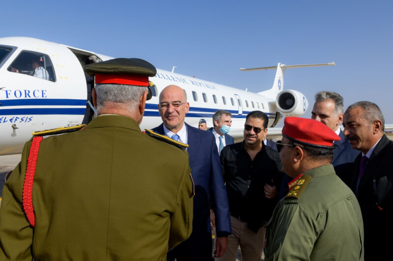 希臘外長鄧迪亞斯（後左1）前往利比亞東部城市班加西訪問。（圖取自facebook.com/dendiasnikos）