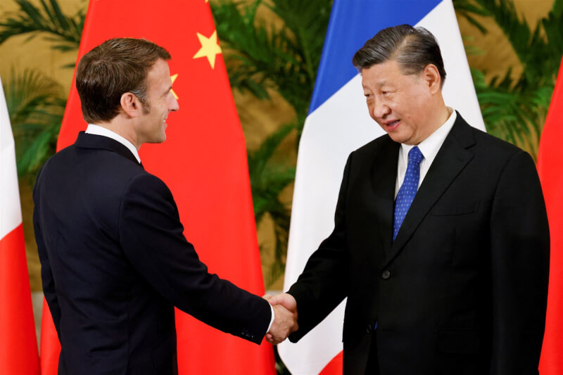 歐洲政治新聞網Politico報導指中國國家主席習近平（右）在G20演出外交復出秀，歐盟大國可能再度落入中國利多吸引力的分化陷阱。圖為15日法國總統馬克宏與習近平在G20場邊會談。（法新社）
