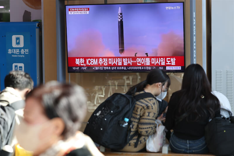 圖為南韓民眾11月18日觀看北韓發射飛彈相關新聞。（韓聯社）