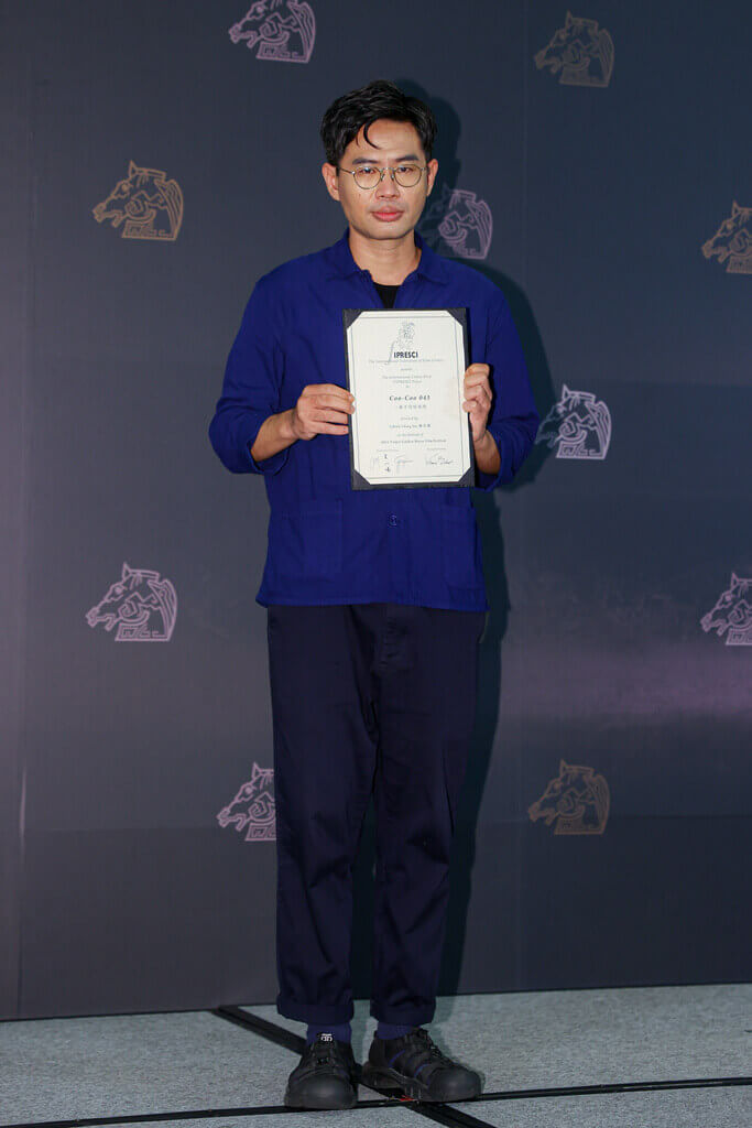第59屆金馬獎入圍酒會18日晚間在台北舉行，提名13獎項的電影「一家子兒咕咕叫」搶先摘下國際影評人費比西獎，導演詹京霖代表受獎。中央社記者鄭清元攝 111年11月18日