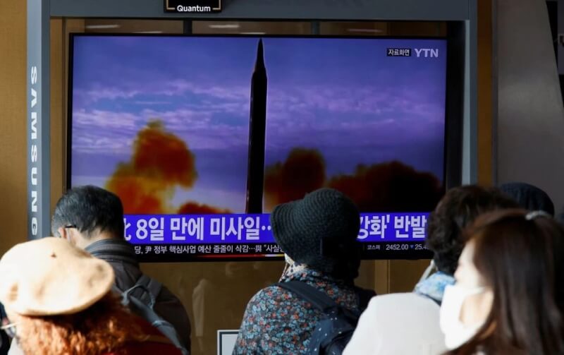 圖為南韓民眾18日觀看北韓發射飛彈相關新聞。（路透社）