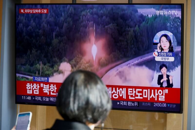 南韓軍方18日表示，北韓發射至少一枚彈道飛彈，是2天來第2度試射。圖為首爾民眾17日觀看北韓朝東岸外海發射飛彈相關新聞。（路透社）