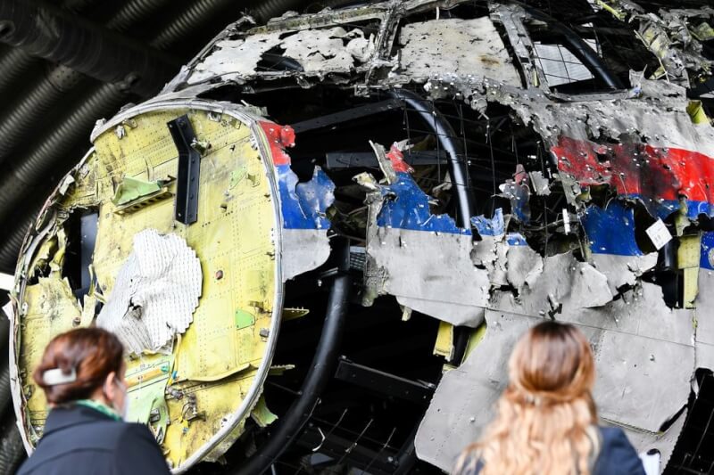 2名俄羅斯人和1名烏克蘭人涉馬航MH17班機2014年在烏克蘭上空被擊落一事，17日被荷蘭法院判處終身監禁。圖為去年荷蘭律師與法官對馬航MH17殘骸進行重建檢查。（路透社）
