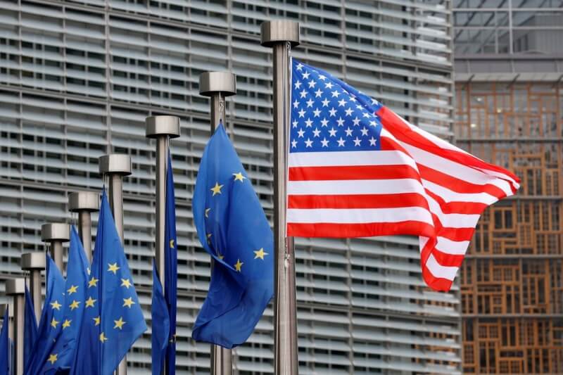 圖為歐盟旗幟與美國國旗飄揚於歐盟總部。（路透社）