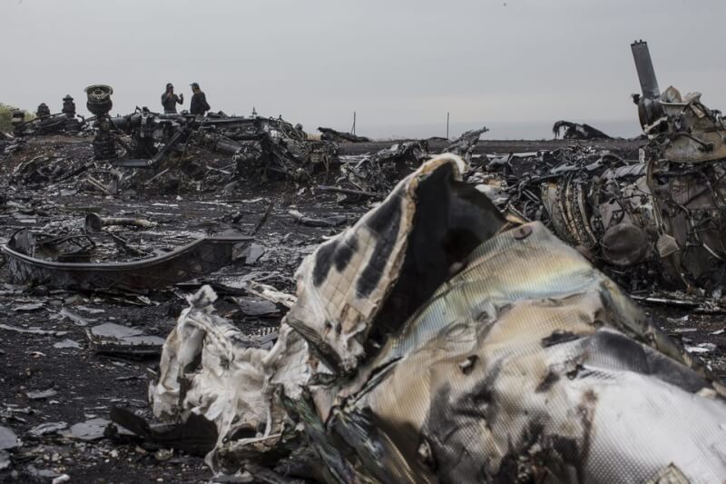 馬航MH17班機2014年7月17日在烏克蘭上空遭到擊落。圖為馬航MH17殘骸。（路透社）