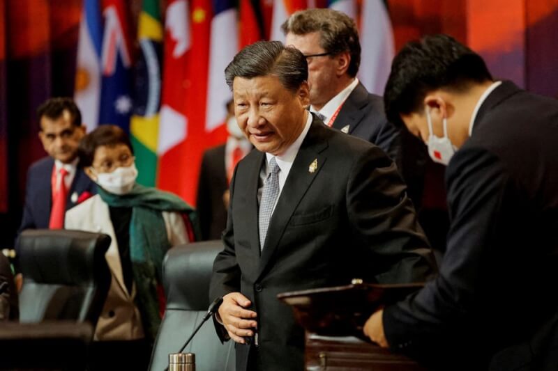 中國國家主席習近平（前中）近來連續會晤多國領袖，專家視此為北京經歷逾兩年閉關鎖國後，重展外交野心的舉動。圖為習近平16日出席在印尼峇里島舉行的G20峰會。（路透社）