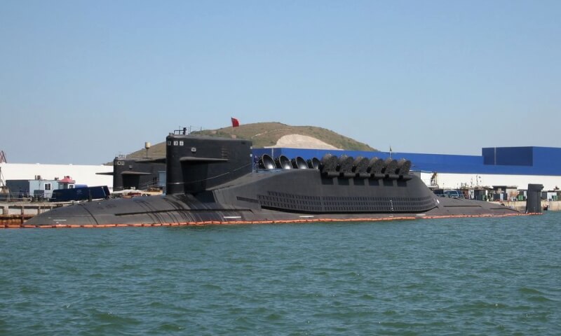 圖為共軍晉級潛艦，可攜帶12枚巨浪-2潛射彈道飛彈。（圖取自維基共享資源，版權屬公有領域）