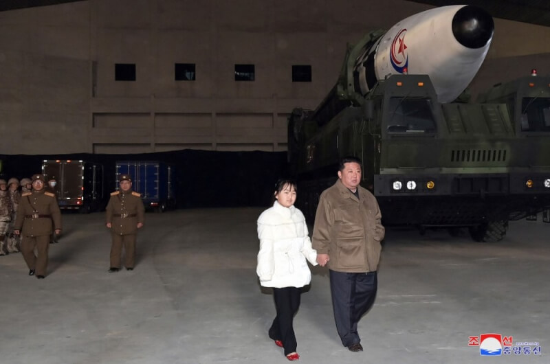 北韓官媒罕見公布領導人金正恩（右）與愛女牽手步行的照片。（圖取自北韓中央通信社網頁kcna.kp）