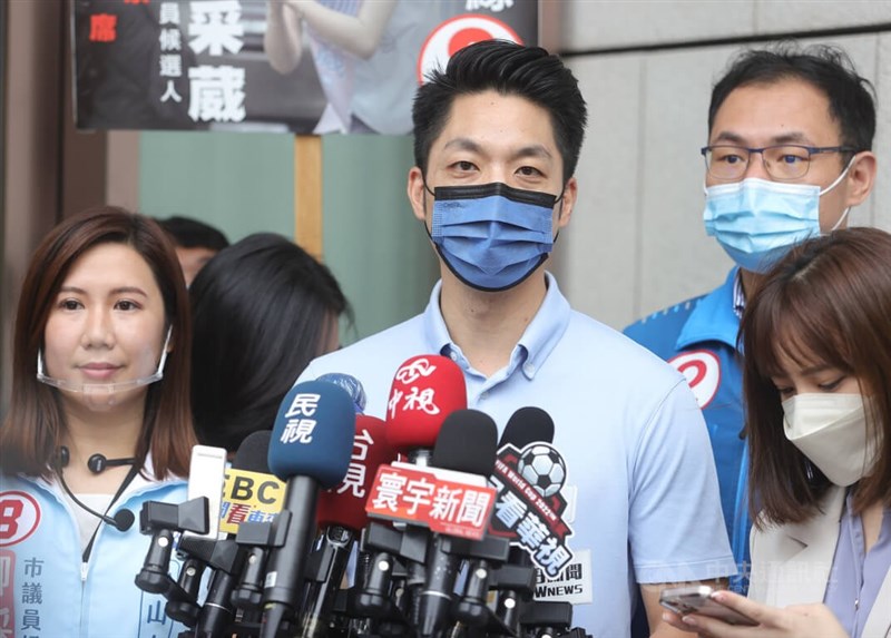 國民黨台北市長候選人蔣萬安（中）10日口頭宣布請辭立委。（中央社檔案照片）