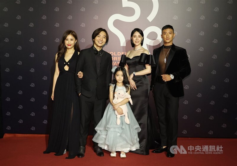 電影「咒」獲第59屆金馬獎13項提名,導演柯孟融(左2)19日率演員蔡亘晏(右2)、高英軒(右)、黃歆庭(中)及劇組團隊出席頒獎典禮,開心在紅毯留影,眾人皆期待稍晚順利傳出獲獎捷報。中央社記者張新偉攝 111年11月19日