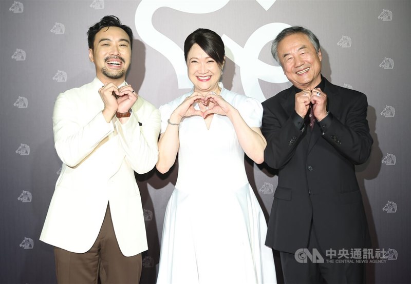 電影「花路阿朱媽」導演何書銘(左)、演員洪慧芳(中)、鄭東煥(右)開心齊走金馬紅毯。中央社記者張新偉攝 111年11月19日