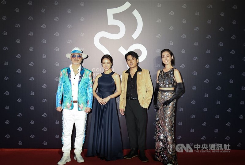 劇情短片「講話沒有在聽」劇組團隊一同步上紅毯,演員班鐵翔(左)、張再興(右2)、張詩盈(右)、梁舒涵(左2)開心參與金馬盛會。中央社記者趙世勳攝 111年11月19日