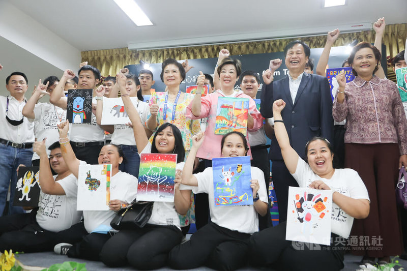 台灣APEC領袖代表張忠謀夫人張淑芬（2排右3）與駐泰代表夫人朱清言（2排右4）19日參訪泰國自閉症基金會，與孩童們一起合影留念。中央社記者王騰毅攝  111年11月19日
