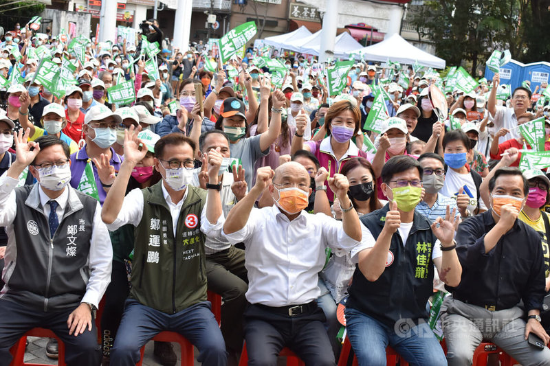 桃園市長鄭文燦（前左起）、民進黨桃園市長候選人鄭運鵬、行政院長蘇貞昌與同黨新北市長候選人林佳龍19日一起在新北鶯歌出席「新北大翻新造勢音樂會」，並與到場支持者合影。中央社記者高華謙攝  111年11月19日