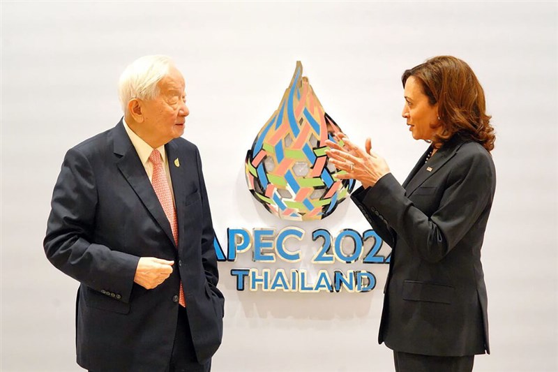 2022亞太經濟合作會議（APEC）在泰國曼谷舉行，台灣領袖代表張忠謀（左）19日在APEC近尾聲之際，與美國副總統賀錦麗（Kamala Harris）（右）會晤，雙方親切交談互動。（APEC台灣代表團提供）中央社記者王騰毅傳真 111年11月19日