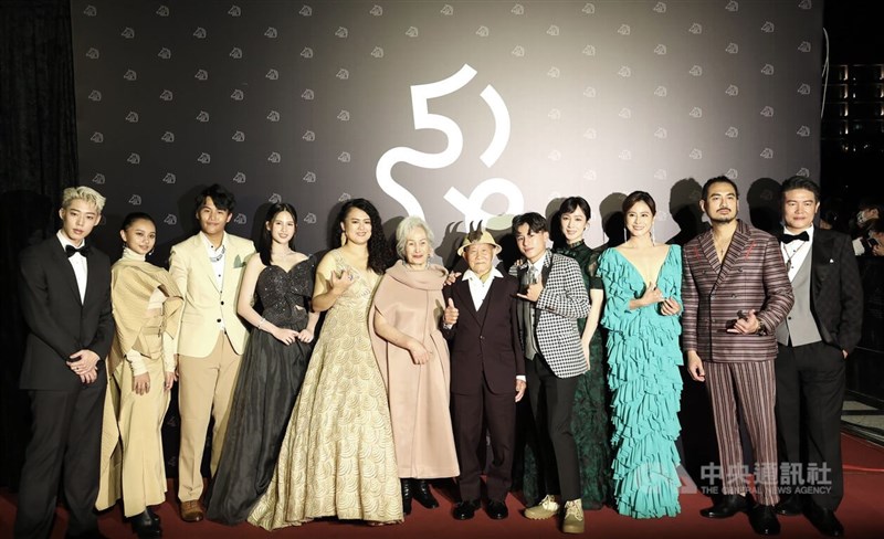 第59屆金馬獎頒獎典禮星光大道19日傍晚率先登場,入圍6獎的電影「哈勇家」導演陳潔瑤(左5)、演員林詹珍妹(左6)、張祖鈞(右5)及劇組成員一同亮相,期待稍晚順利獲獎肯定。中央社記者趙世勳攝 111年11月19日